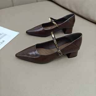 棕色小香风金属粗跟单鞋女2025新款复古一字带法式尖头玛丽珍女鞋