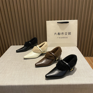 2025秋冬新款尖头一字扣带粗跟法式毛毛鞋女加绒保暖小皮鞋