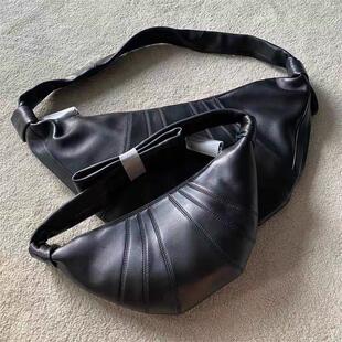 男女日常小众可颂包真皮牛角斜挎胸包通勤羊角包羊皮饺子包牛皮包