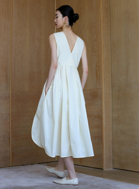 无有无印奶油白棉质舒适透气不规则大摆收腰显瘦V领连衣裙M23171