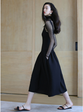 无有无印黑色显瘦背带时髦露背百搭蓬蓬下摆连衣裙23199