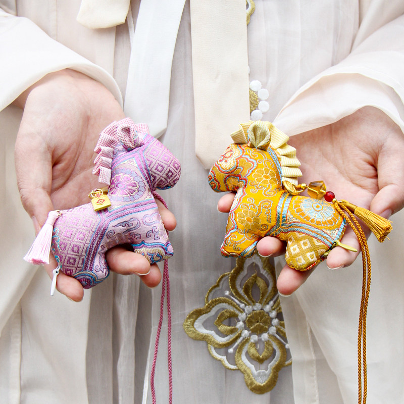 马年宋锦香囊刺绣小马文创中国风汉服饰品汽车挂件元旦节新年礼物