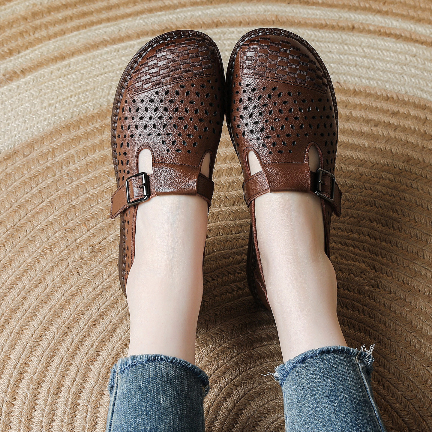 妈妈凉鞋女夏季不累脚软底防滑厚底中老年一脚蹬舒适真皮镂空洋气