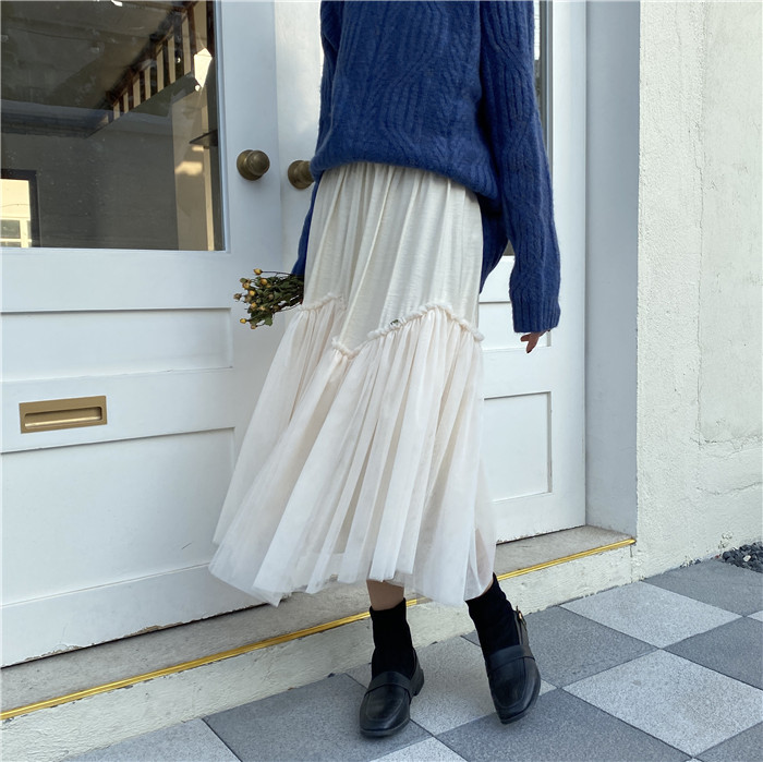 Real shot early spring skirt with A-line mesh skirt and medium length pleated skirt