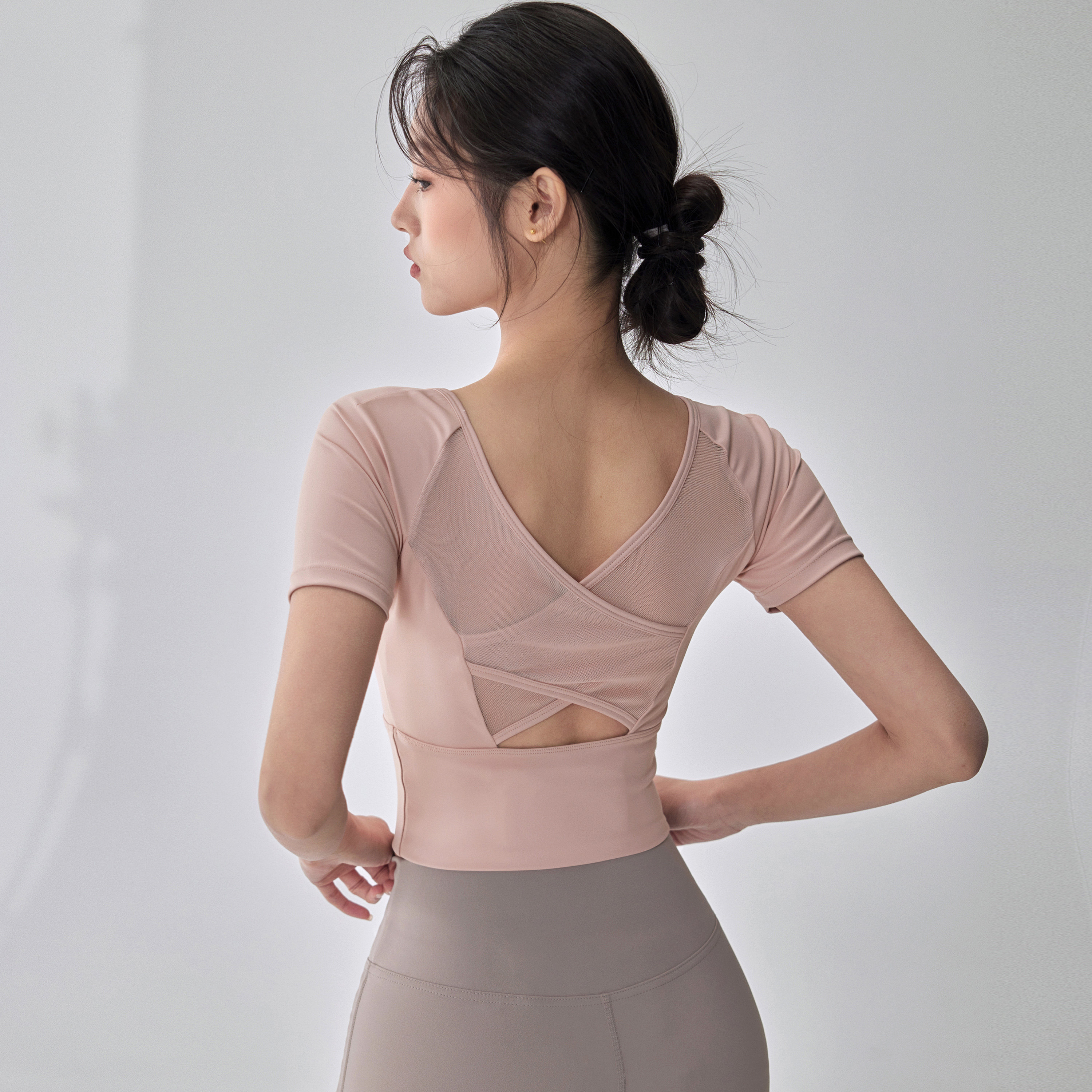 健身女孩网纱美背瑜伽服带胸垫透气紧身运动短袖显瘦普拉提T恤夏