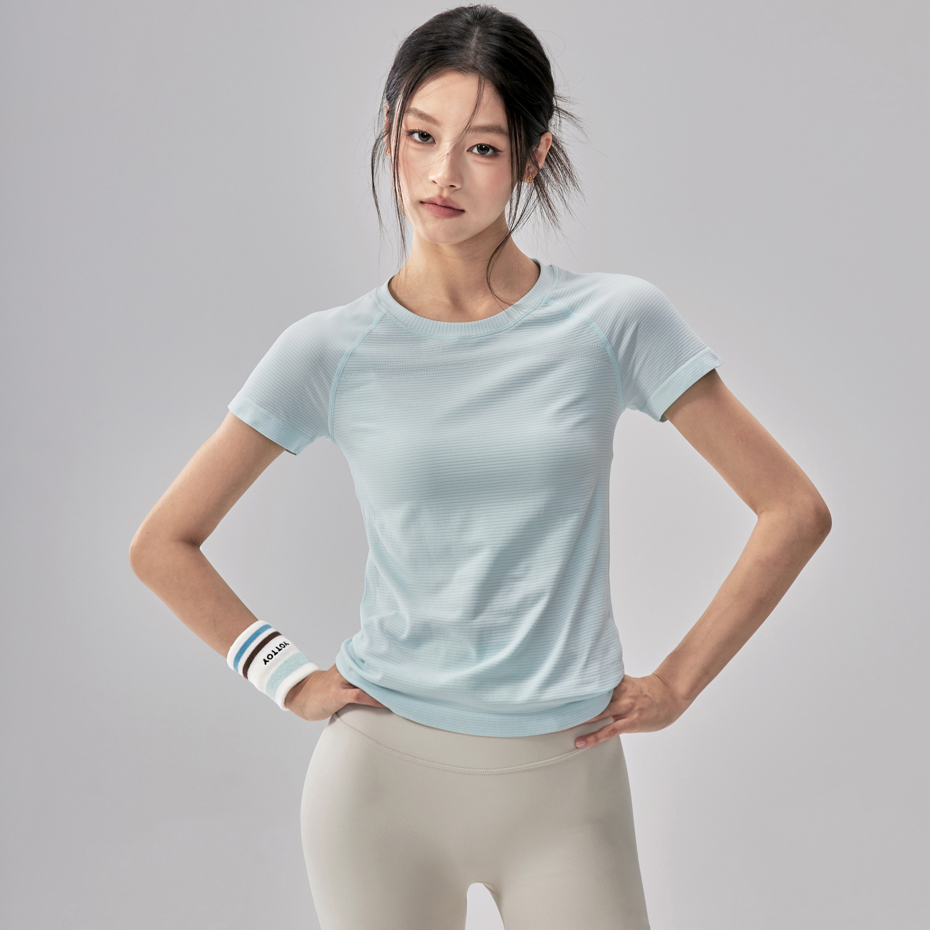 健身女孩无缝速干修身瑜伽短袖薄图片