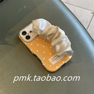 奶黄色波点简约大视窗适用iPhone16Promax丝巾褶皱腕带手机壳14Pro个性13/14Promax百搭15套13Promax壳手拎