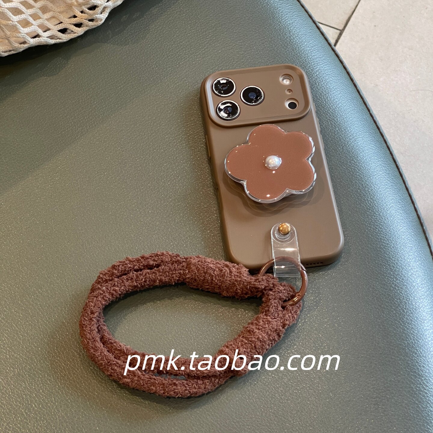 ins复古棕色珍珠花朵支架手拎毛绒绒手绳腕带适用苹果16手机壳iphone18promax全包17软14/13新款15少女手提软