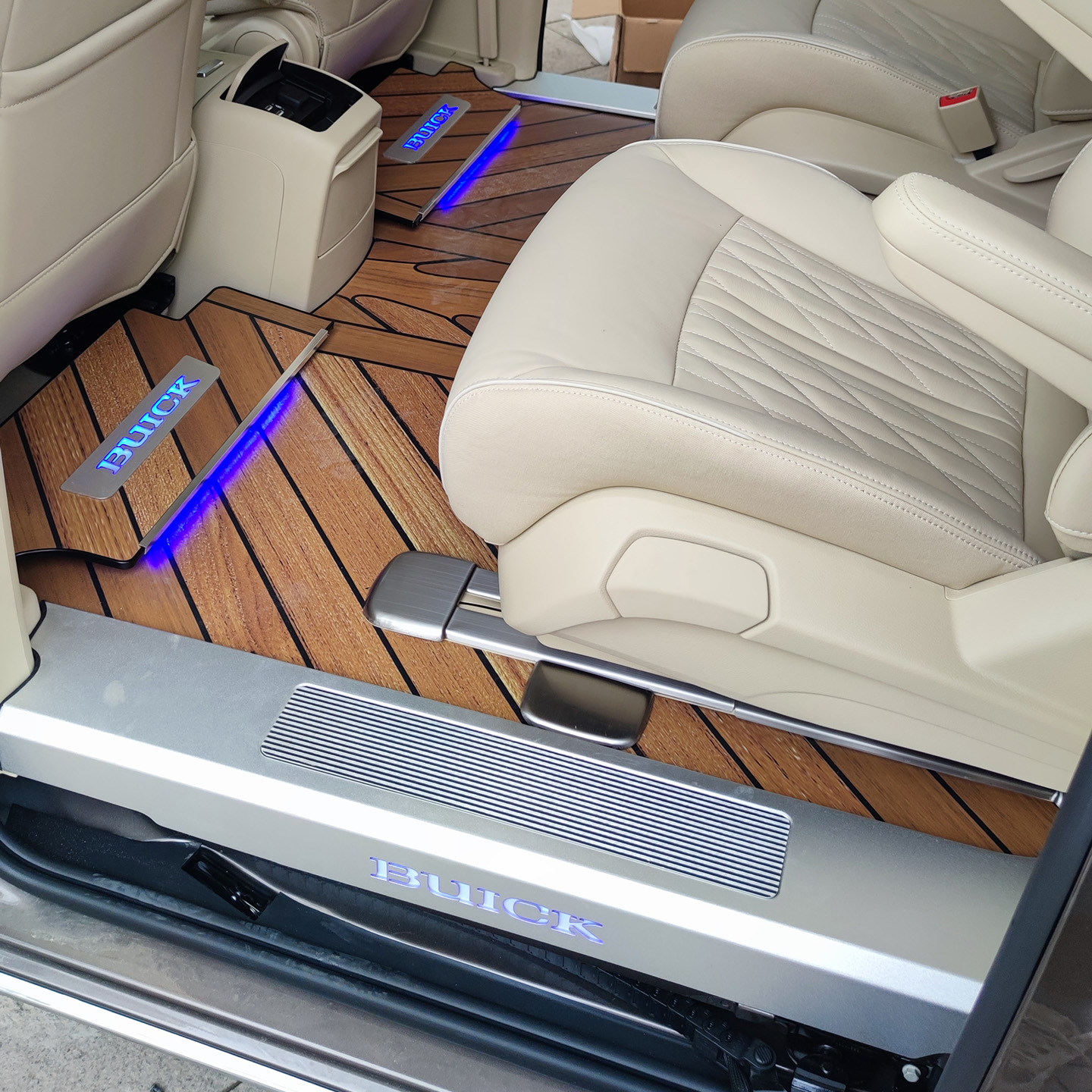 别克GL8地板652t25s仿木纹铝地板