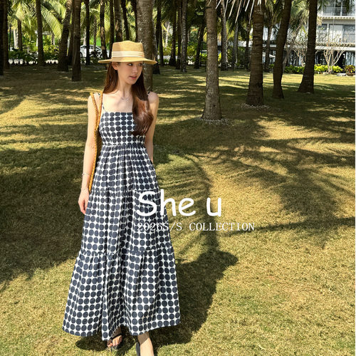 SHE U韩系休闲风性感露背波点吊带裙2026夏季度假约会显瘦连衣裙