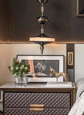 现代轻奢样板房卧室床头柜飘窗售楼处酒店洽谈桌花挂画组合摆件