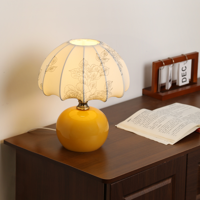 南瓜台灯奶油风陶瓷护眼出租房卧室床头温馨少女ins风氛围小夜灯