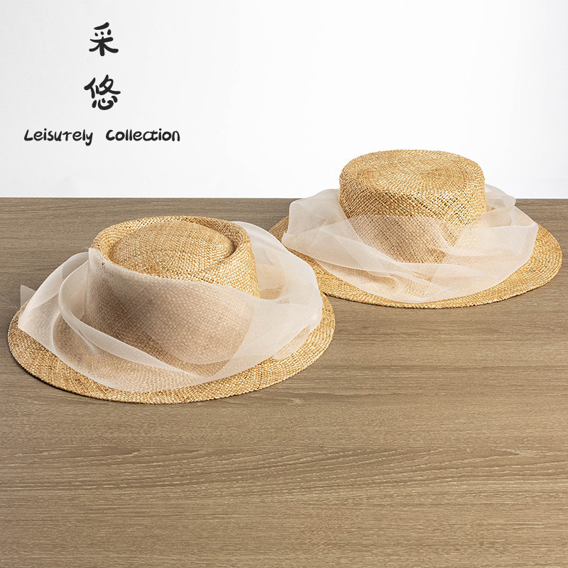 采悠平顶草帽女出游拍照
