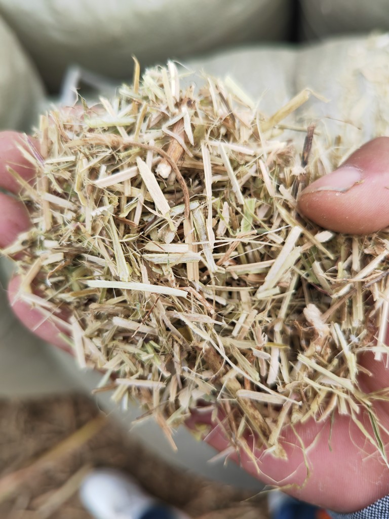 花生秧小麦草牛羊秸秆粗饲料颗粒马兔鸵鸟细粉压缩及装袋牧青商贸