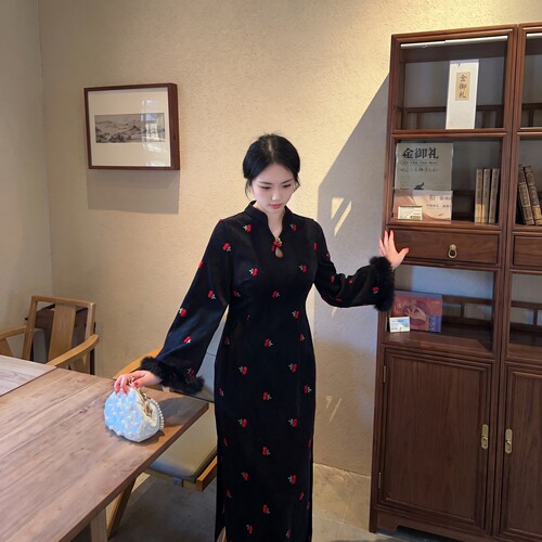 黑色新中式刺绣大码冬季连衣裙