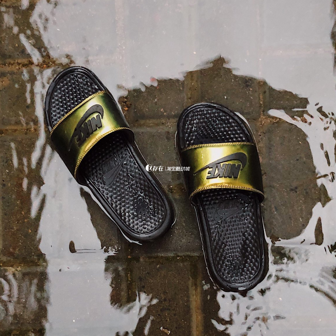 Nike/耐克 Benassi 男女黑金运动大钩一字运动户外拖鞋631261-023