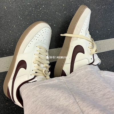 耐克潮流百搭黑白空军休闲板鞋