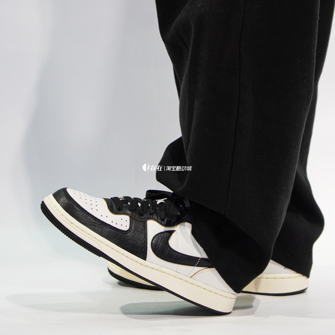 Nike/耐克黑白百搭防滑低帮板鞋