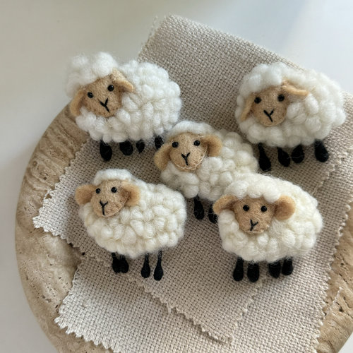 张艺兴同款小绵羊挂件包挂进口尼泊尔羊毛毡戳戳乐胸针别针礼物