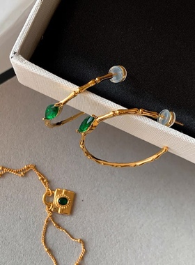 复古中的一抹清新绿色锆石耳圈