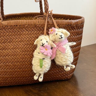 尼泊尔手工羊毛毡可爱小羊包包挂件情侣钥匙扣小玩偶汽车车载挂饰