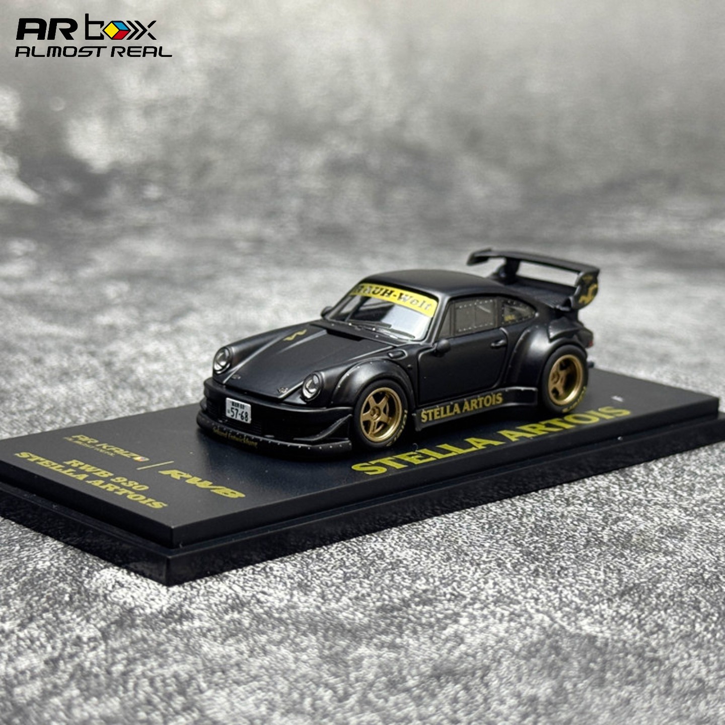AR RWB 930 Stella Artois 1:64 黑金 保时捷 合金仿真静态车模 - 实物图