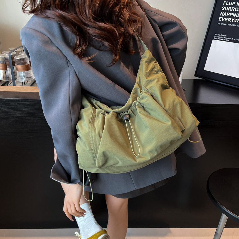 2026新款尼龙抽绳轻便斜挎女包
