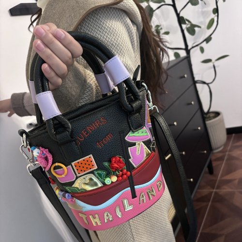 包包女2026新款潮百搭时尚水桶包拼接刺绣立体女斜挎手提单肩包