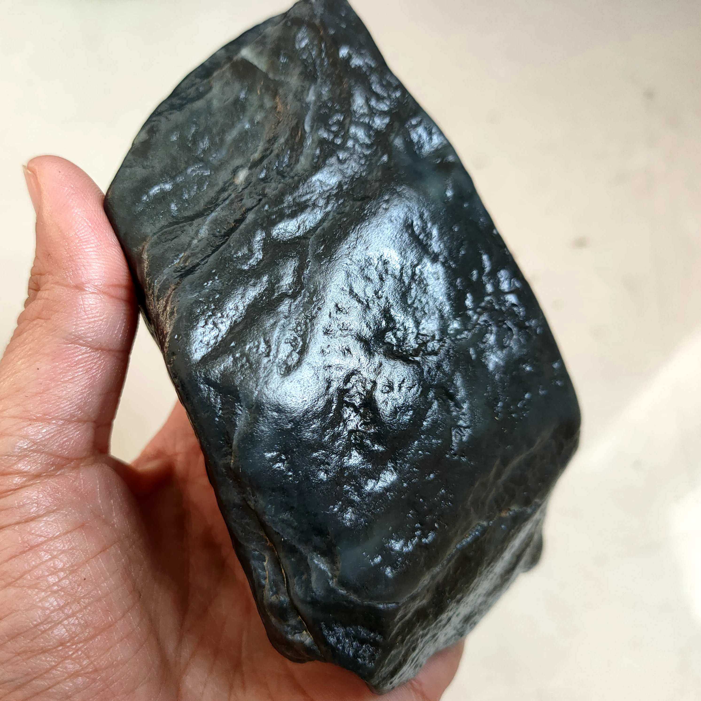 447g天然墨玉原石把件 新疆和田玉 且末山流水白底墨玉玉石