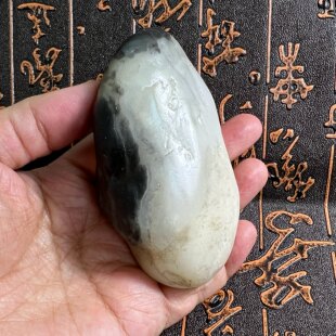 189g黑白分明青花籽料原石 新疆于田山流水籽料意境雕刻把件青花