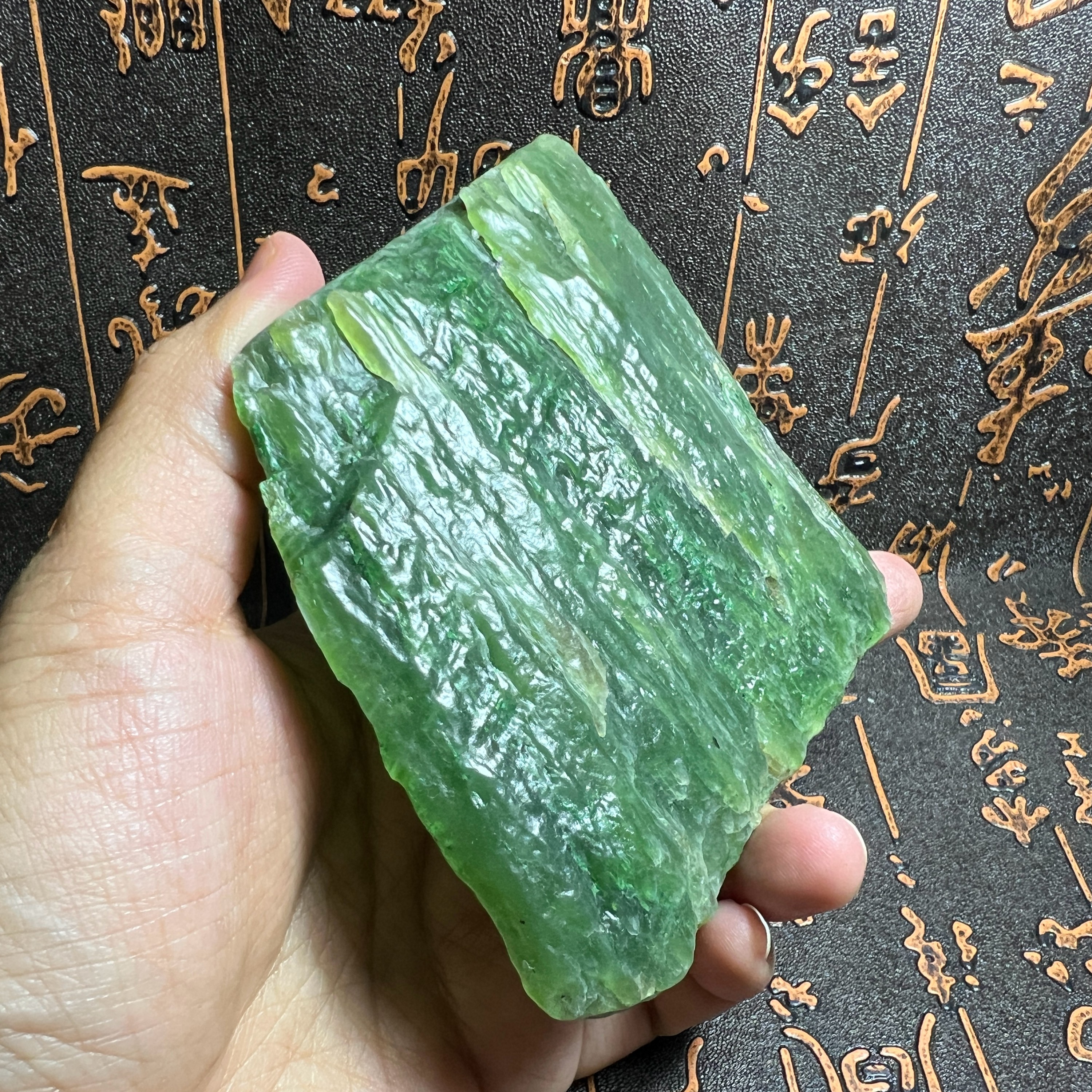 206g新疆和田碧玉山流水料原石 天然无修阳绿碧玉把件牌子料