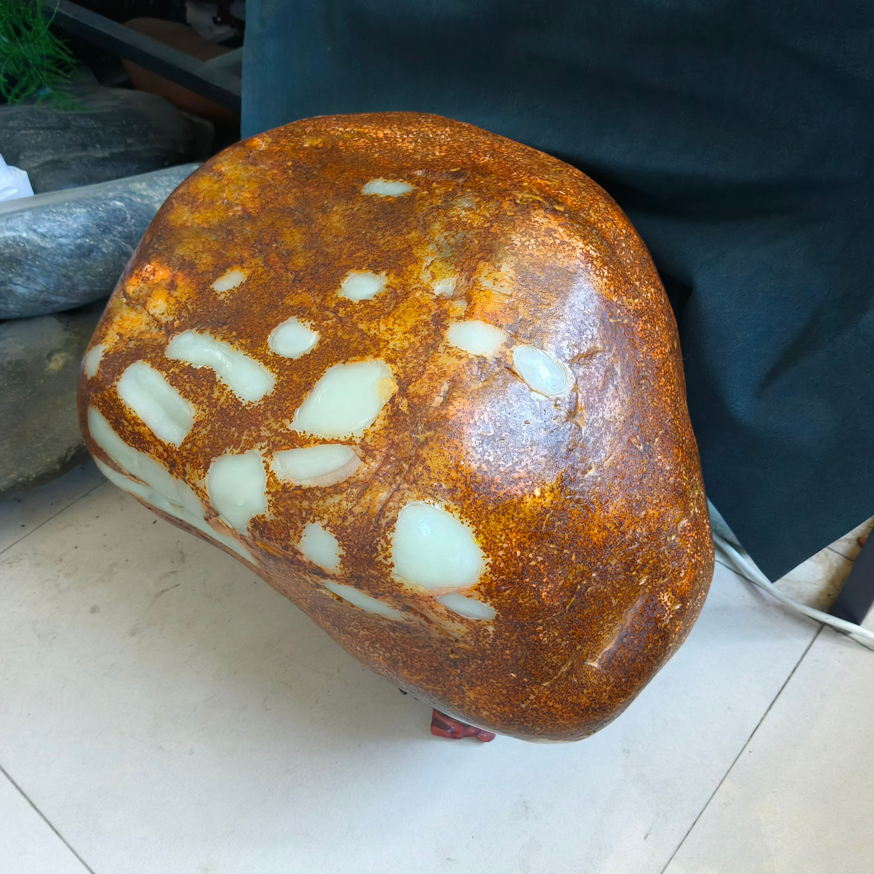 120斤新疆和田红皮籽料原石 大块摆件独籽 红沁白肉黄观赏收藏籽