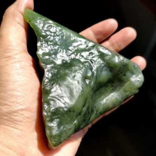 313g碧玉和田玉戈壁料原石山流水戈壁料把件油润菠菜绿把件