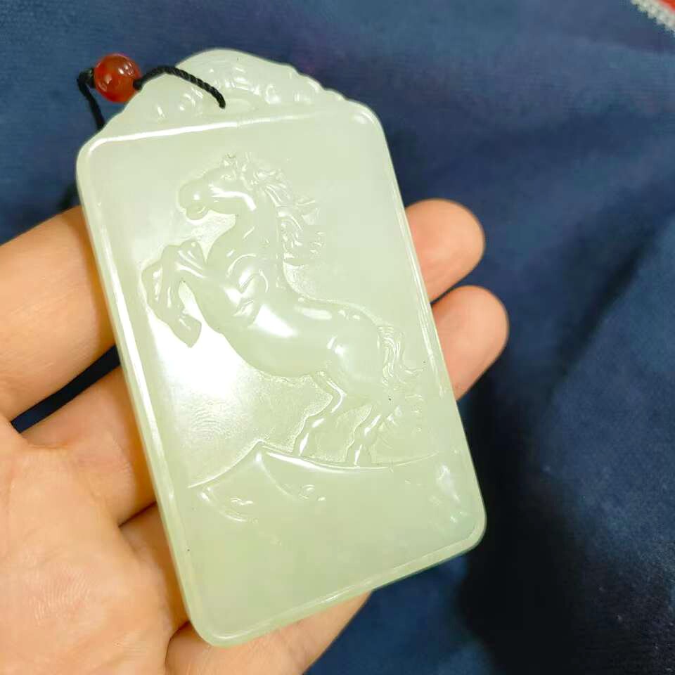 天然新疆和田玉生肖马牌 一级羊脂玉山料油润吊坠挂件男士挂件