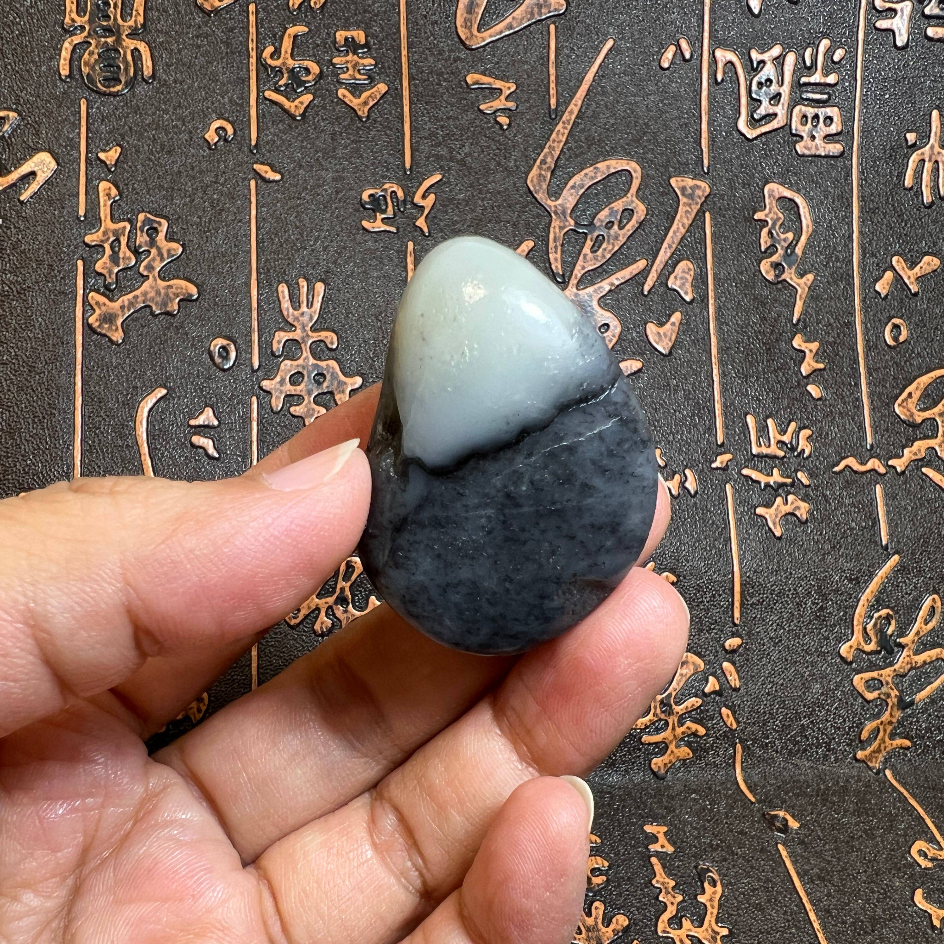24g新疆和田青花籽料原石 水滴型 黑白分明 吊坠挂件天然无修籽玉