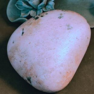 557g新疆和田桃花玉籽料原石珍贵收藏级紫罗兰粉玉完整大块摆件