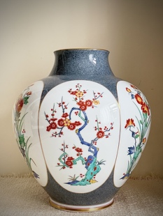 日本香兰社瓷芸工房灰色泼墨梅兰菊收藏级花瓶花器·日本直采