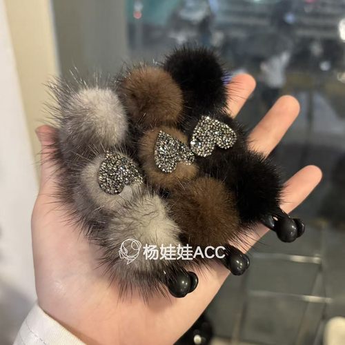 5121113韩国东大门Baket新款高级感毛绒圆球水钻爱心香蕉夹