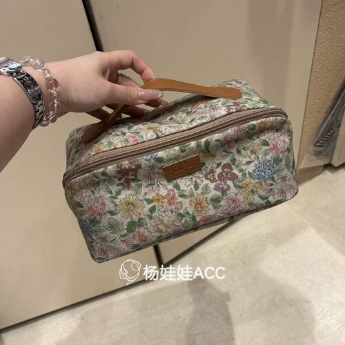682404韩国东大门wing新款时尚可爱碎花花朵化妆包