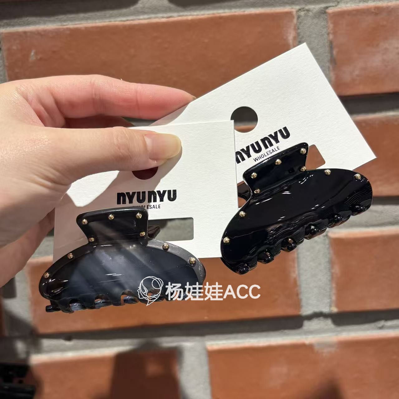 5110810韩国东大门nyunyu新款高级感复古气质珠光铆钉抓夹发夹