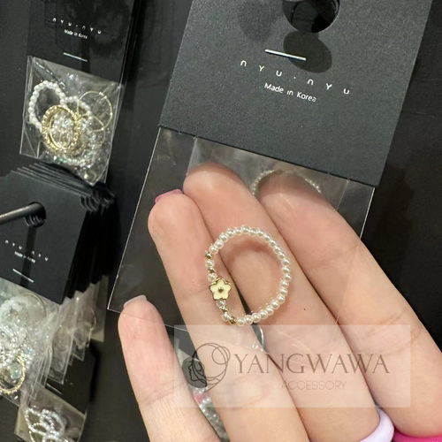 370423韩国东大门nyunyu金属釉面小花珍珠弹力绳戒指 - 封面
