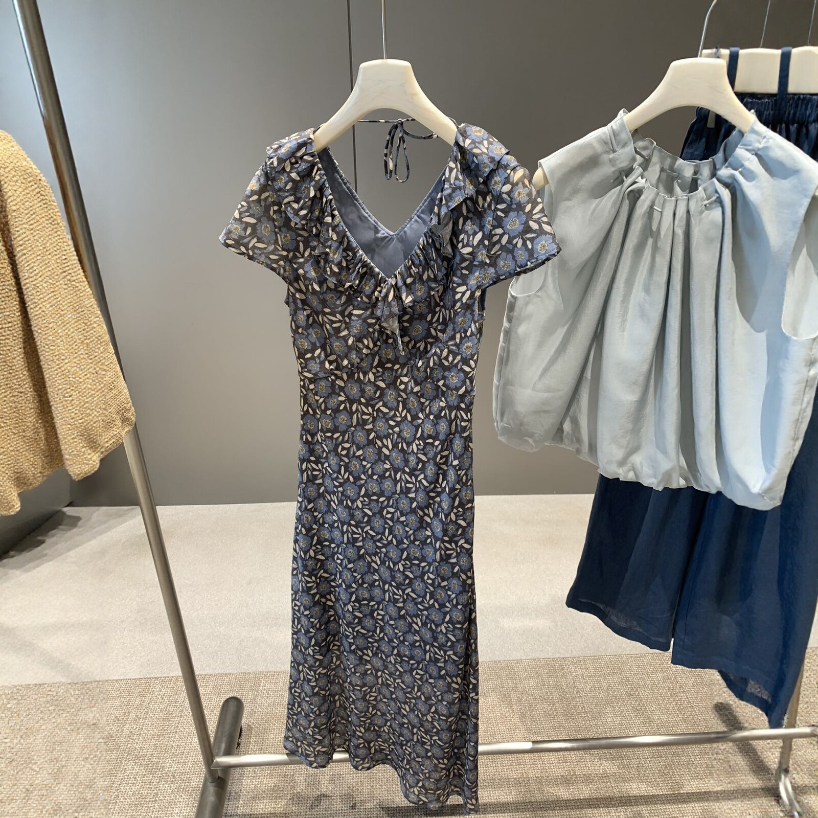 卡蔓诗30939-1韩系荷叶边V领小飞袖复古碎花连衣裙女2026夏季百搭