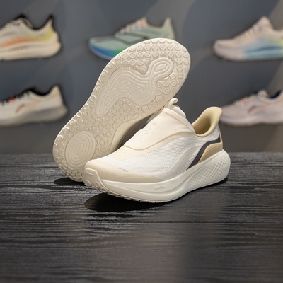 李宁女子一脚蹬软弹透气休闲鞋