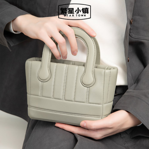 羊皮保持柔软特性，廓形的立体感也很饱满。