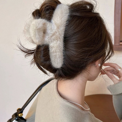 大号毛绒抓夹女2024新款高级感鲨