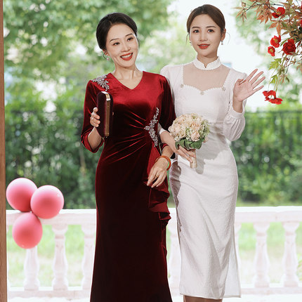 2025新款高端婚宴妈妈装金丝绒旗袍高贵年轻喜婆婆结婚礼服秋冬款