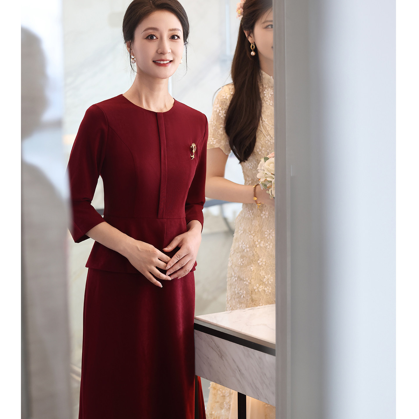 小个子酒红妈妈装婚宴遮肚旗袍图片