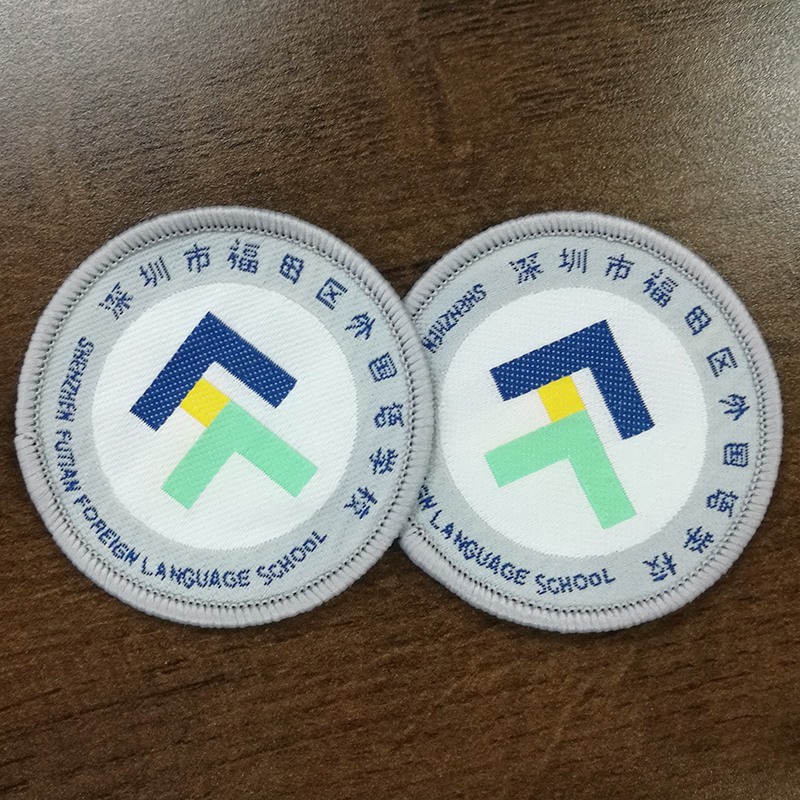 深圳福田区外国语学校校徽(满百每件上衣赠送校徽一个)