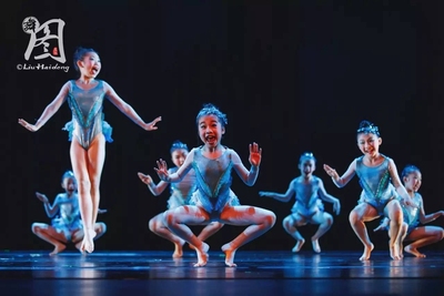 六一儿童第九届小荷风采泳气舞蹈演出服儿童勇气团体舞蹈表演服