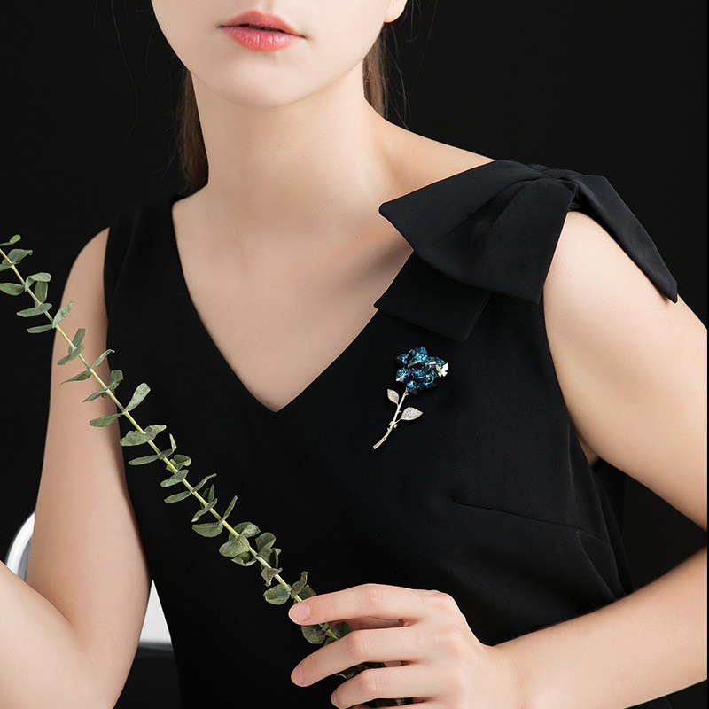 轻奢花朵胸针女高级感节日礼物精致别针式胸花衣服配饰镶钻小香风